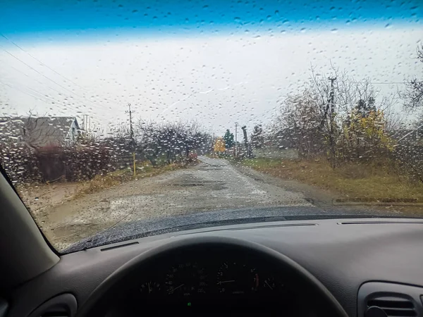Krople Deszczu Szybie Samochodu Podjedź Drzwi Podróżować Złą Pogodę Kierowca — Zdjęcie stockowe