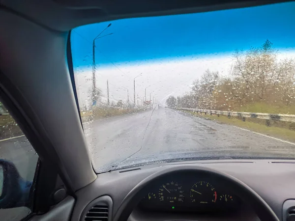 Regndroppar Glaset Bilen Kör Bilen Till Dörren Resa Dåligt Väder — Stockfoto