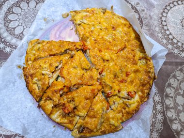 Ev yapımı pizza. Etli turta. Pizza kapsülü.