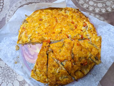 Ev yapımı pizza. Etli turta. Pizza kapsülü.