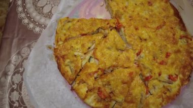 Ev yapımı pizza. Etli turta. Pizza kapsülü.