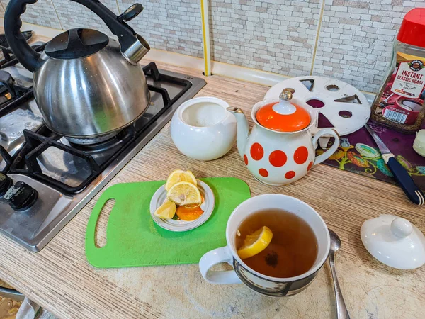 Φτιάχνω Τσάι Βραστήρα Βραστό Νερό Για Τσάι Τσάι — Φωτογραφία Αρχείου