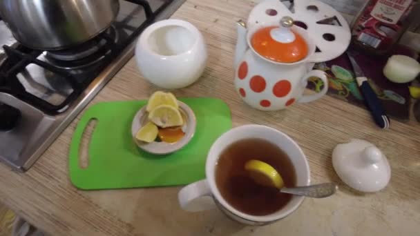 お茶を作る ケトル お茶の沸騰水 お茶を淹れる — ストック動画