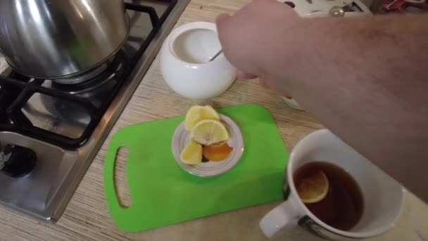 Çay Yapıyorum Çaydanlık Çay Için Kaynar Çay Demle — Stok video