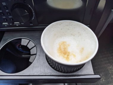 Arabada köpüklü lezzetli kahve. Arabanın şoförü kahve içer. seyahat kahvesi. Araba kuaföründe milkshake. Bardakta köpüklü kapuçino. 