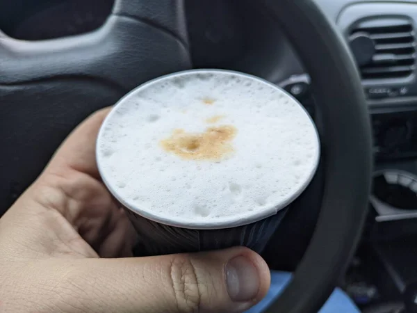 Вкусный Кофе Пеной Машине Водитель Машины Пьет Кофе Кофе Молочный — стоковое фото