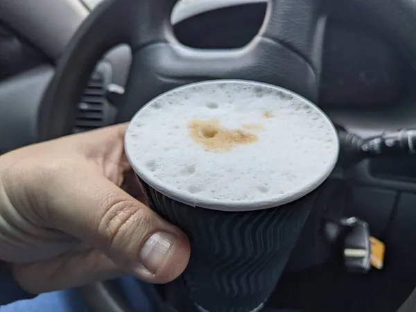 Heerlijke Koffie Met Schuim Auto Bestuurder Van Auto Drinkt Koffie — Stockfoto