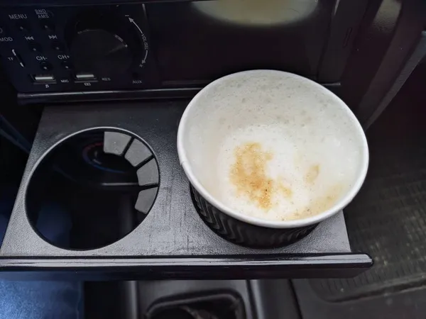 Läckert Kaffe Med Skum Bilen Föraren Bilen Dricker Kaffe Resa — Stockfoto