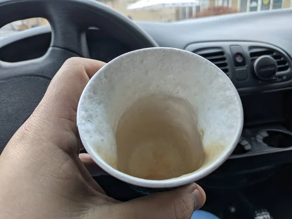 Pyszna Kawa Pianą Samochodzie Kierowca Samochodu Pije Kawę Kawa Podróżna — Zdjęcie stockowe