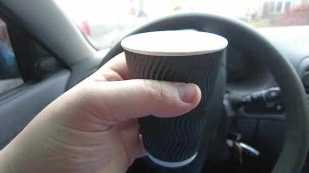 Вкусный Кофе Пеной Машине Водитель Машины Пьет Кофе Кофе Молочный — стоковое видео