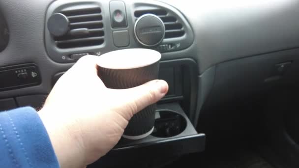 Pyszna Kawa Pianą Samochodzie Kierowca Samochodu Pije Kawę Kawa Podróżna — Wideo stockowe