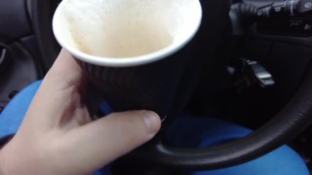 Vynikající Káva Pěnou Autě Řidič Auta Pije Kávu Cestovní Kávu — Stock video