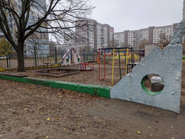 Çok katlı bir binada oyun parkı. Çocuk atlıkarıncaları oyun bahçesinde. Sovyet oyun parkı. Çok katlı Sovyet evleri. Anaokulu slaytları ve atlı karıncalar. Çocuklarla Tatil. 