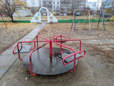 Çok katlı bir binada oyun parkı. Çocuk atlıkarıncaları oyun bahçesinde. Sovyet oyun parkı. Çok katlı Sovyet evleri. Anaokulu slaytları ve atlı karıncalar. Çocuklarla Tatil. 