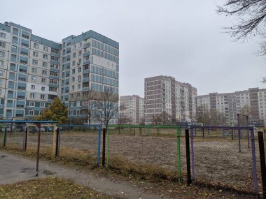 Çok katlı bir binada oyun parkı. Çocuk atlıkarıncaları oyun bahçesinde. Sovyet oyun parkı. Çok katlı Sovyet evleri. Anaokulu slaytları ve atlı karıncalar. Çocuklarla Tatil. 