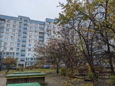 Çok katlı bir binada oyun parkı. Çocuk atlıkarıncaları oyun bahçesinde. Sovyet oyun parkı. Çok katlı Sovyet evleri. Anaokulu slaytları ve atlı karıncalar. Çocuklarla Tatil. 