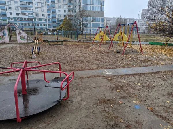 Speeltuin Een Gebouw Met Meerdere Verdiepingen Kindercarrousels Speelplaats Sovjet Speeltuin — Stockfoto