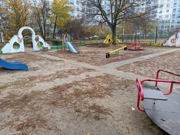 Aire Jeux Dans Immeuble Plusieurs Étages Des Carrousels Pour Enfants — Photo