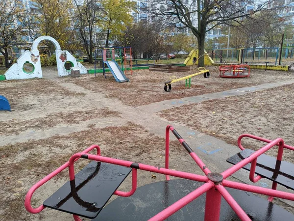 Speeltuin Een Gebouw Met Meerdere Verdiepingen Kindercarrousels Speelplaats Sovjet Speeltuin — Stockfoto