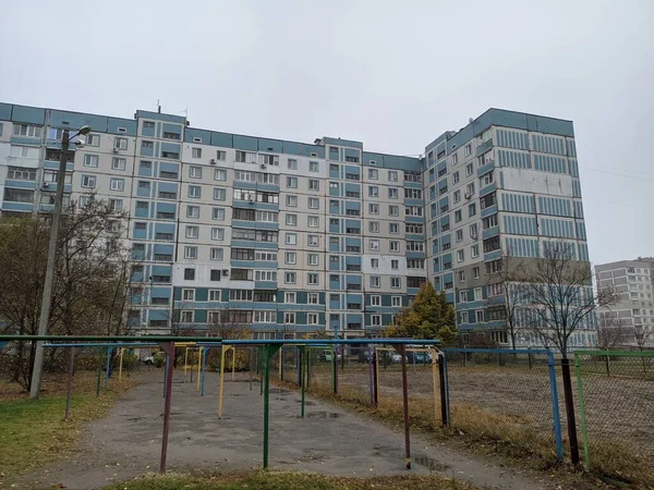 半階建ての建物の中で遊び場 子供用のカルーセルがあります ソ連の遊び場 複数階建てのソ連の家 幼稚園のスライドとカルーセル 子供との休暇 — ストック写真