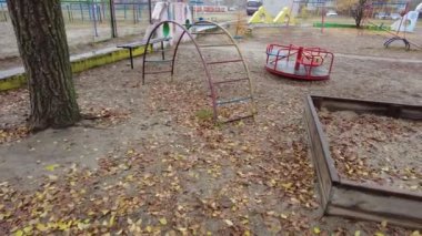 Çok katlı bir binada oyun parkı. Çocuk atlıkarıncaları oyun bahçesinde. Sovyet oyun parkı. Çok katlı Sovyet evleri. Anaokulu slaytları ve atlı karıncalar. Çocuklarla Tatil. 