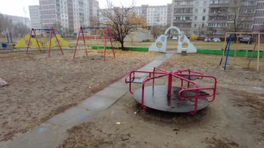 Çok katlı bir binada oyun parkı. Çocuk atlıkarıncaları oyun bahçesinde. Sovyet oyun parkı. Çok katlı Sovyet evleri. Anaokulu slaytları ve atlı karıncalar. Çocuklarla Tatil. 