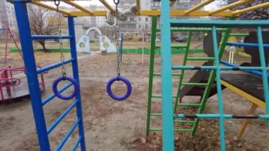 Çok katlı bir binada oyun parkı. Çocuk atlıkarıncaları oyun bahçesinde. Sovyet oyun parkı. Çok katlı Sovyet evleri. Anaokulu slaytları ve atlı karıncalar. Çocuklarla Tatil. 