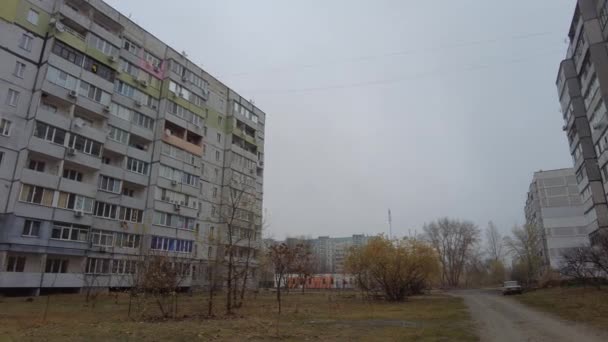半階建ての建物の中で遊び場 子供用のカルーセルがあります ソ連の遊び場 複数階建てのソ連の家 幼稚園のスライドとカルーセル 子供との休暇 — ストック動画