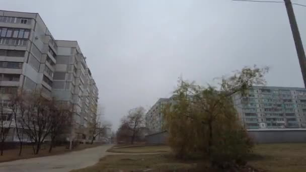 Parque Infantil Medio Edificio Varios Pisos Carruseles Para Niños Patio — Vídeos de Stock