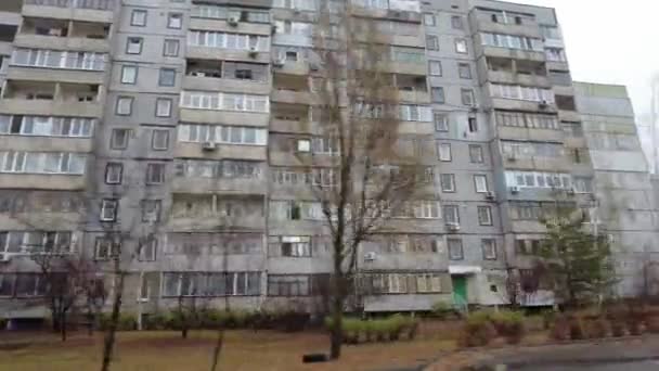 Parque Infantil Medio Edificio Varios Pisos Carruseles Para Niños Patio — Vídeos de Stock