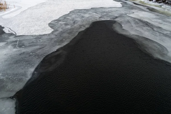 Tmavá Voda Bílý Led Studený Led Roztavené Skvrny Zamrzlé Řeky — Stock fotografie