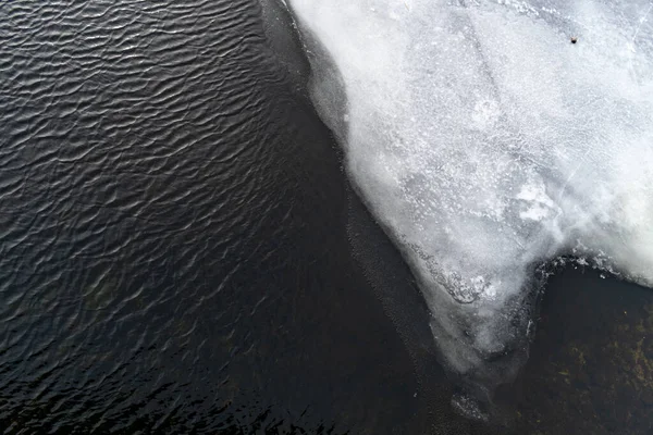 Dunkles Wasser Und Weißes Eis Eiskalt Aufgetaute Flecken Zugefrorener Fluss — Stockfoto