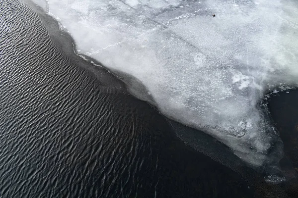 Темная Вода Белый Лед Холодный Лёд Оттаявшие Пятна Замерзшая Река — стоковое фото