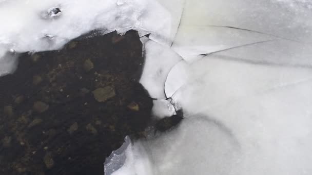 Tmavá Voda Bílý Led Studený Led Roztavené Skvrny Zamrzlé Řeky — Stock video