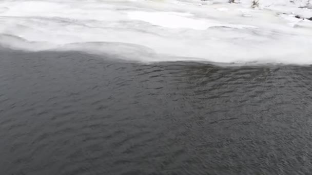 Agua Oscura Hielo Blanco Hielo Frío Parches Descongelados Río Congelado — Vídeos de Stock