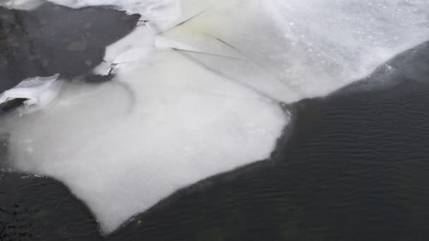 Agua Oscura Hielo Blanco Hielo Frío Parches Descongelados Río Congelado — Vídeos de Stock