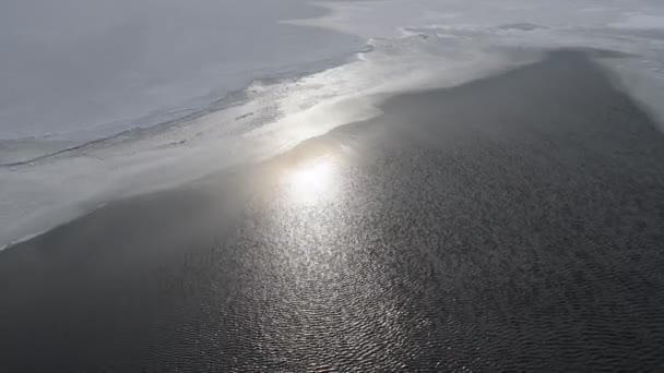 Темная Вода Белый Лед Холодный Лёд Оттаявшие Пятна Замерзшая Река — стоковое видео