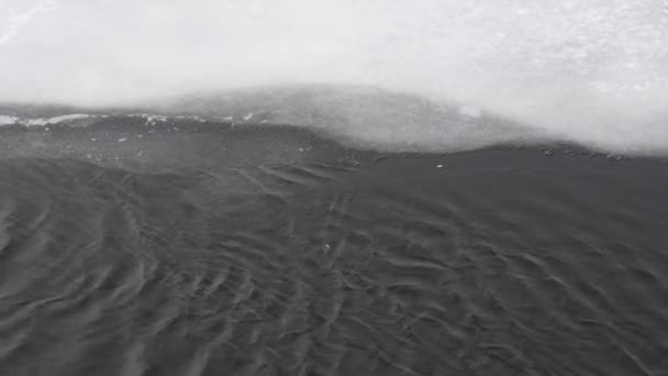 Ciemna Woda Biały Lód Zimny Lód Rozmrożone Plastry Zamarznięta Rzeka — Wideo stockowe