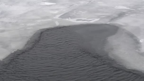 Água Escura Gelo Branco Gelo Frio Patches Descongelados Rio Congelado — Vídeo de Stock