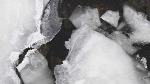 黑暗的水和白冰 冷冰冰解冻的补丁 冰冻的河流 冬季有河流的风景 — 图库视频影像