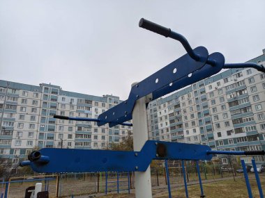 Açık hava spor malzemeleri, açık hava spor sahası. Sokakta egzersiz malzemesi. Spor ve sağlık. Fiziksel egzersizler. egzersiz.