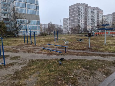 Açık hava spor malzemeleri, açık hava spor sahası. Sokakta egzersiz malzemesi. Spor ve sağlık. Fiziksel egzersizler. egzersiz.