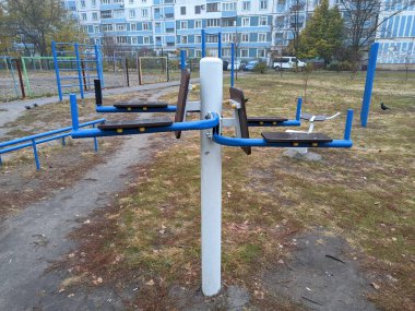 Açık hava spor malzemeleri, açık hava spor sahası. Sokakta egzersiz malzemesi. Spor ve sağlık. Fiziksel egzersizler. egzersiz.