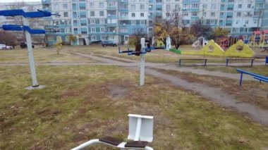 Açık hava spor malzemeleri, açık hava spor sahası. Sokakta egzersiz malzemesi. Spor ve sağlık. Fiziksel egzersizler. egzersiz.