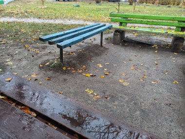 Parkta dinlenmek için bir yer. Tahta banklar. Masa ve banklar sokakta.. 