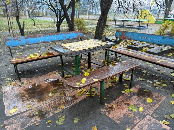 公園でリラックスする場所 木製のベンチ 通りにあるテーブルとベンチは — ストック写真