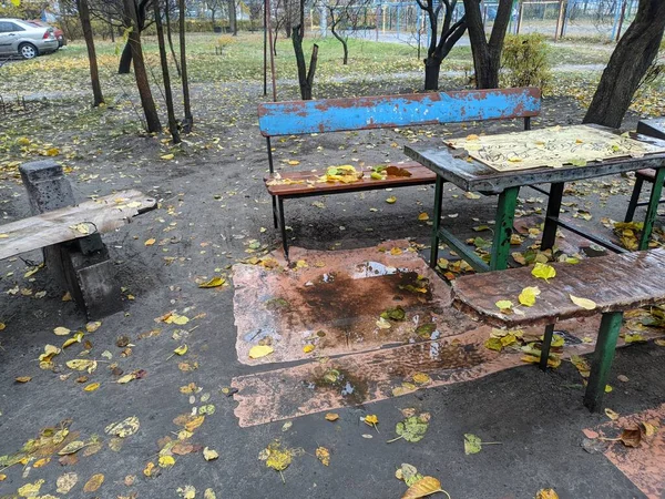 公園でリラックスする場所 木製のベンチ 通りにあるテーブルとベンチは — ストック写真