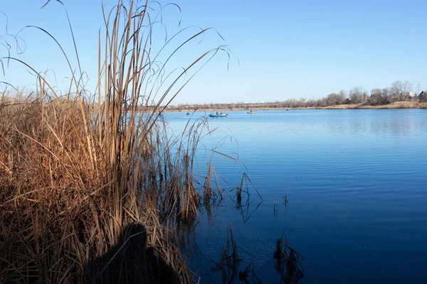 Pêcheurs Bateaux Paysage Avec Lac Eau Bleue Rivière Pêcheur Avec — Photo