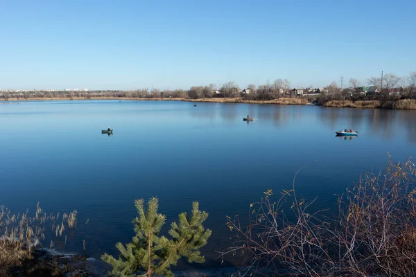 Pêcheurs Bateaux Paysage Avec Lac Eau Bleue Rivière Pêcheur Avec — Photo