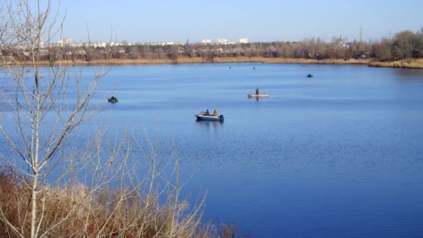 Fischer Booten Landschaft Mit Einem See Blaues Wasser Des Flusses — Stockvideo